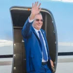 Luis Abinader se despide al salir en un viaje anterior.