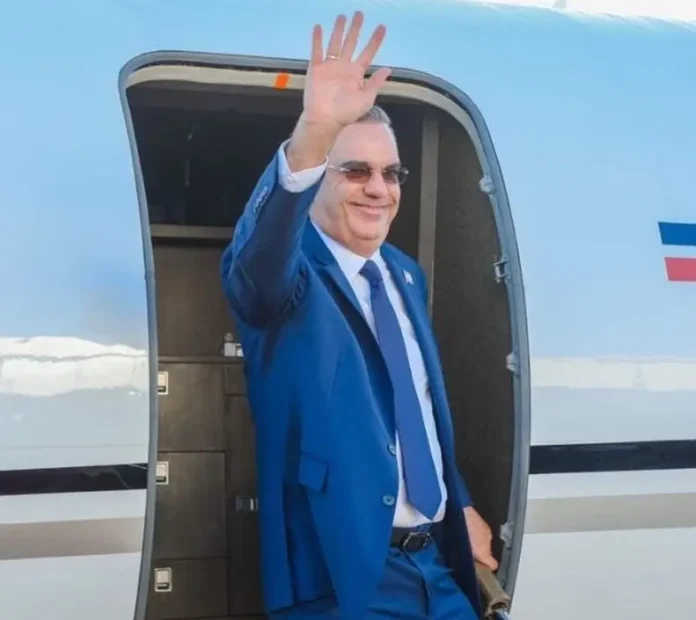 Luis Abinader se despide al salir en un viaje anterior.