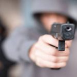 Asaltan un coronel retirado de la Polic&iacute;a frente a su casa