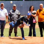 Momento en que H&eacute;ctor Acosta &laquo;El Torito&raquo; realizaba la primera bola. (Fuente externa)