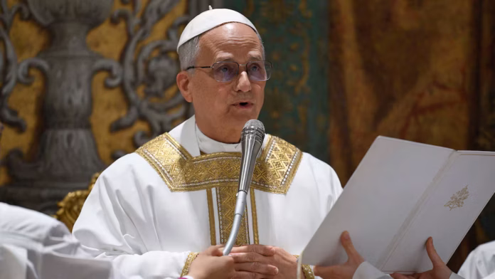 El papa León XIV lee la homilía durante su primera misa en la Capilla Sixtina (Photo by Handout / VATICAN MEDIA / AFP)