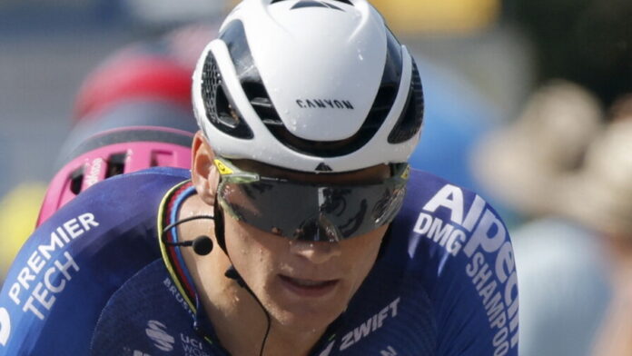 El ciclista neerlandés Mathieu van der Poel, del equipo Alpecin-Premier Tech, en acción durante la novena etapa del Tour de Francia, un recorrido de 154,6 km entre Malemort y Ussel (Francia), el 12 de julio de 2026. (Ciclismo, Francia) (EFE/EPA/GUILLAUME HORCAJUELO)