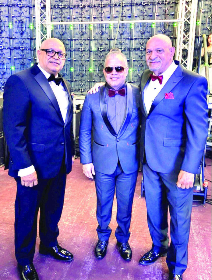 Héctor Acosta, en el centro, junto a los hermanos Díaz durante la entrega del premio Dominicanísimo.
